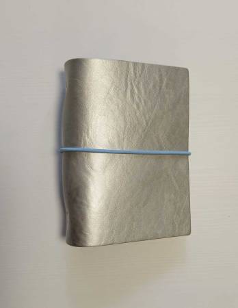 LUCA KAYZ Memo-Kalender DIN A6 Calvados silber Band blau 56