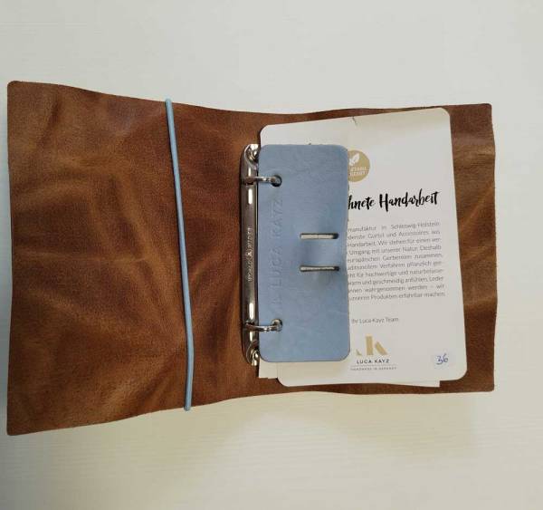 LUCA KAYZ Memo-Kalender DIN A6 Reptile cognac Band blau