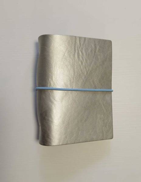 LUCA KAYZ Memo-Kalender DIN A6 Calvados silber Band blau